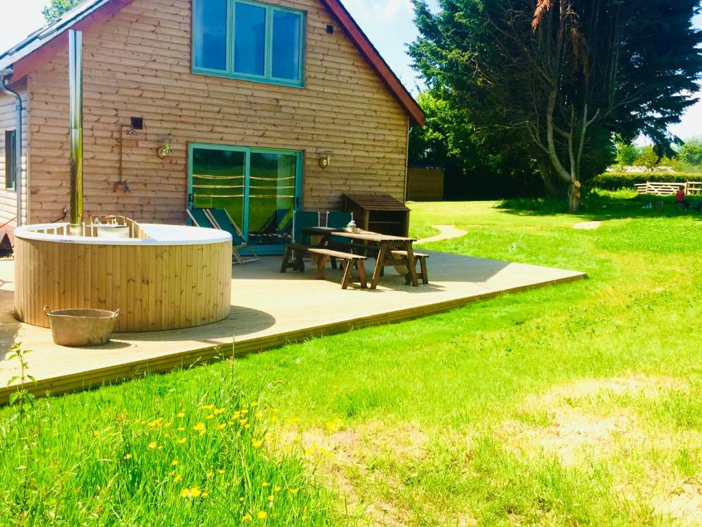 Deer Den timber clad cabin with hot tub, up private lane, Cullompton