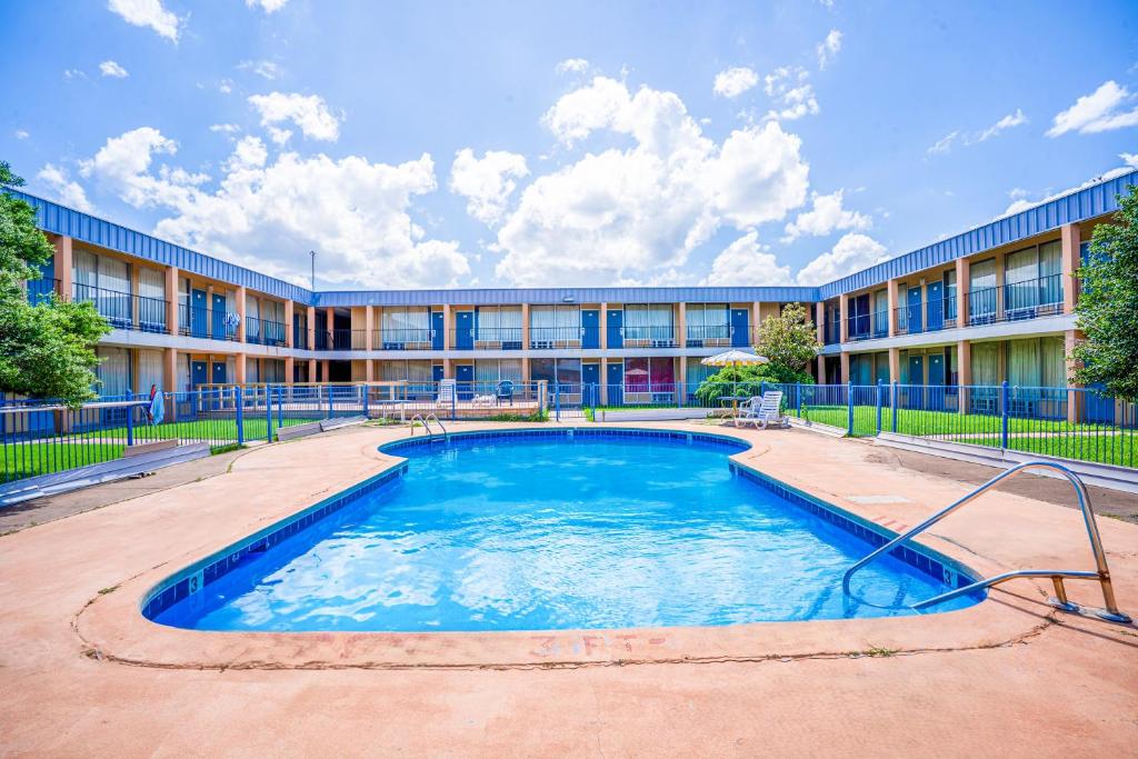 Castle inn & suites by OYO Lawton, Lawton