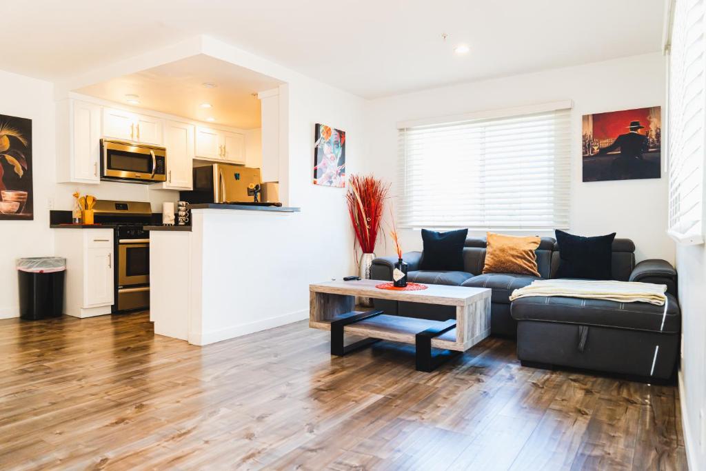 Chic Cozy One Bedroom Close to Downtown LA With Gated Parking, Los Angeles
