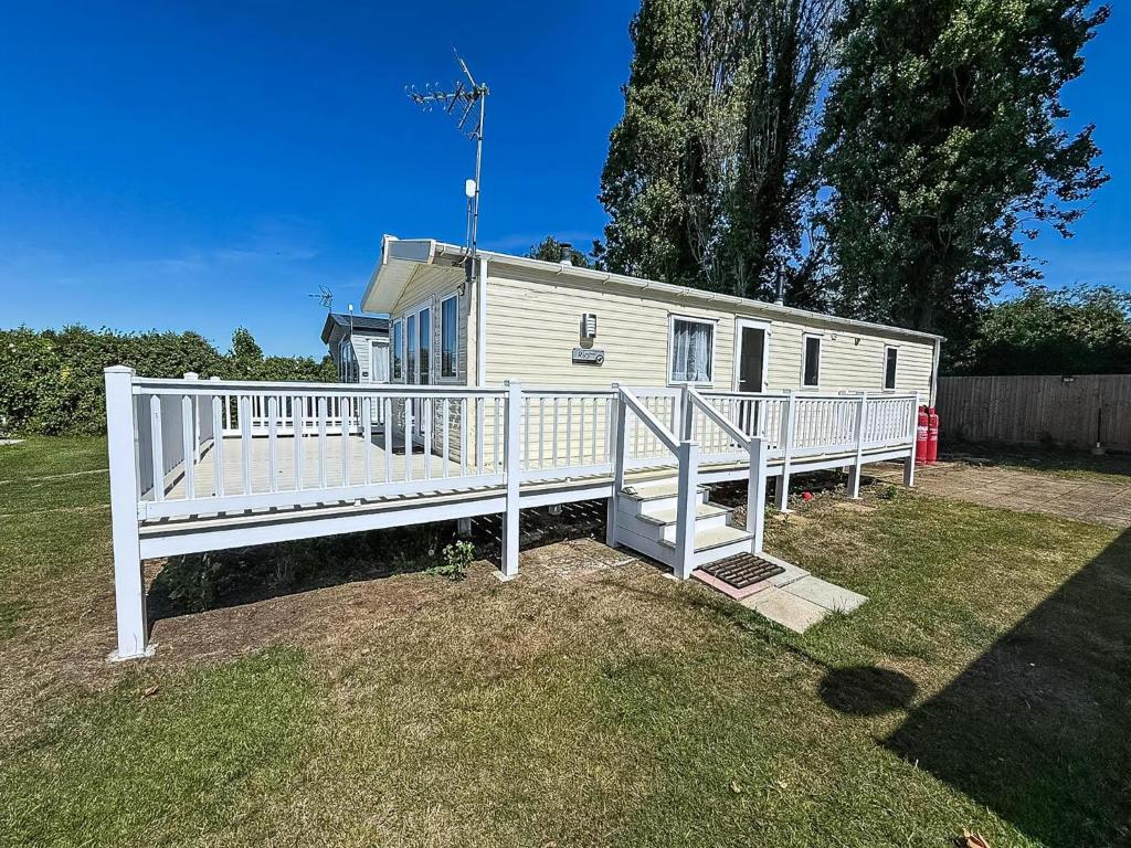 Gorgeous 6 Berth Caravan With Decking Area, Dovercourt Holiday Park Ref 44510A, Great Oakley