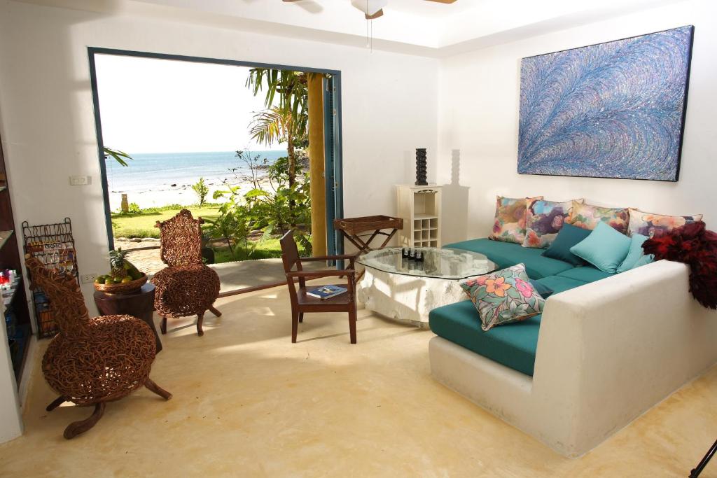 Shared lounge/TV area