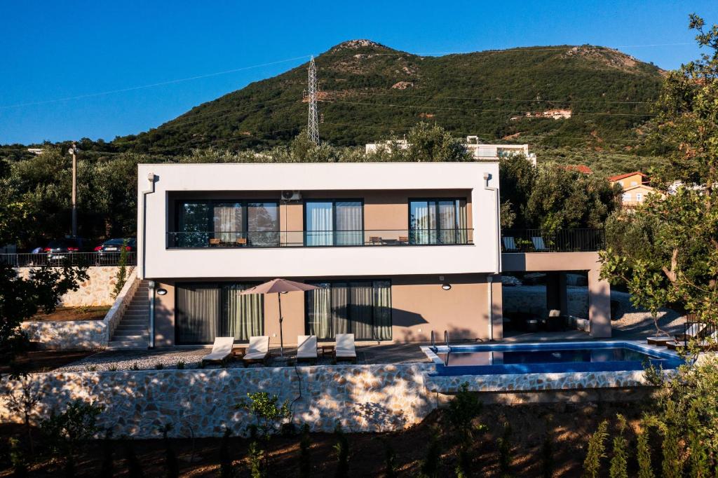Villa Amara -Luxury Villa with Private Pool & Hot Tub - 1