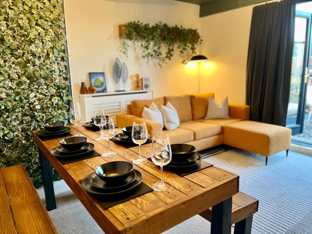 The Gallery - Town Centre - Beach 5 Minute Walk - Superfast WiFi - Outdoor Terrace - Sleeps up to 6 - Netflix - Contractor Friendly - Short & Long Stays - Coffee Machine, Bournemouth