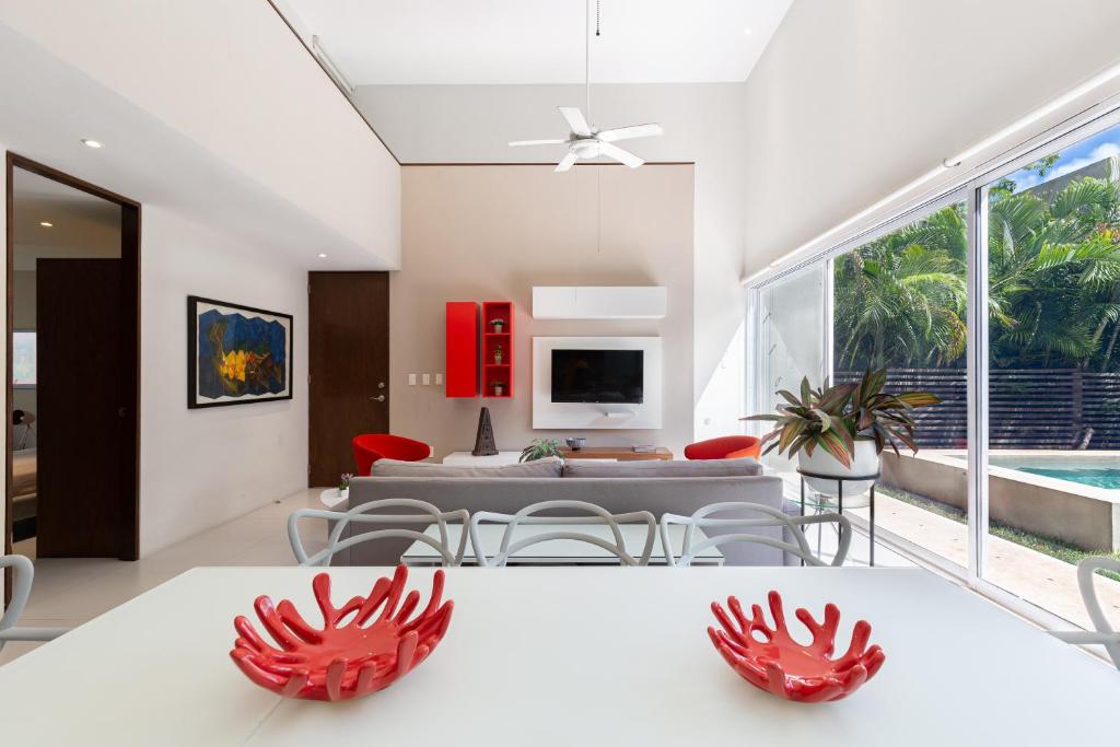 4 bedroom house- private pool! - 3