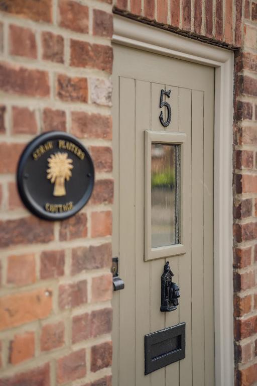 Straw Plaiters Cottage, Wendover - pet-friendly stay