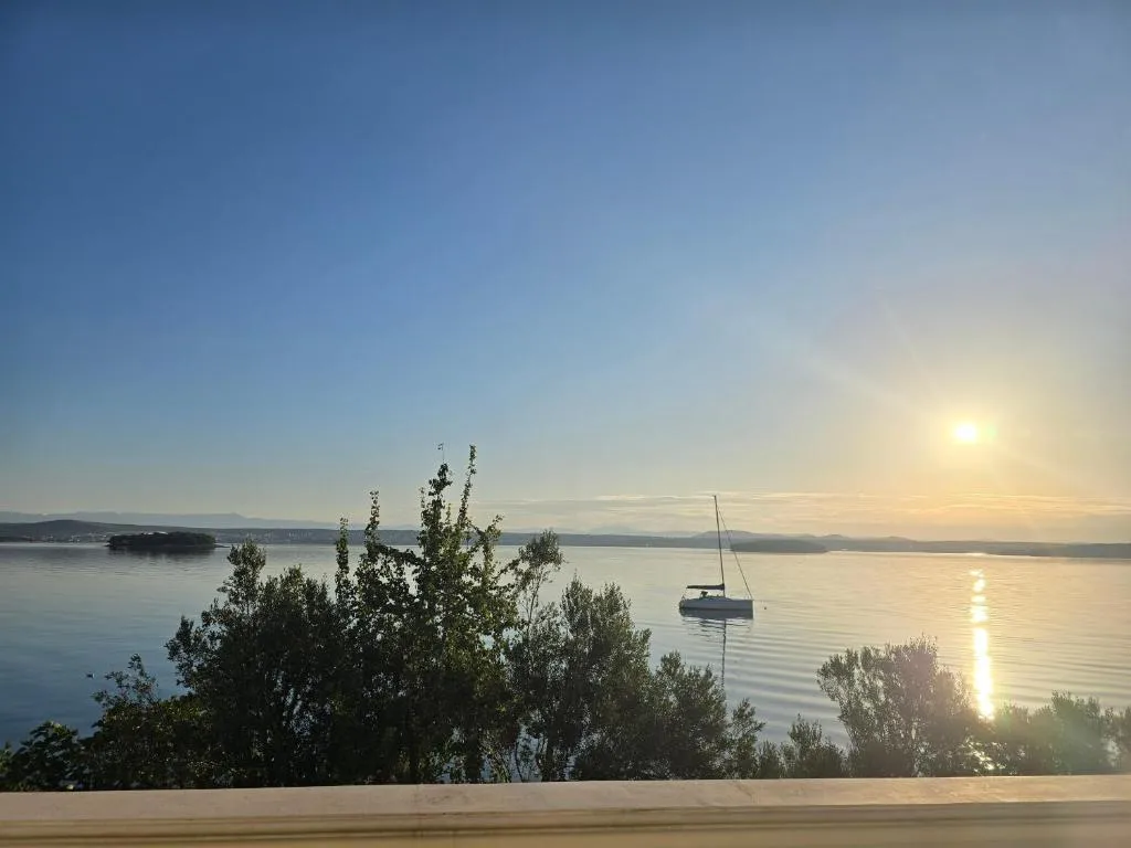 Apartman Maris, hotel in Tkon