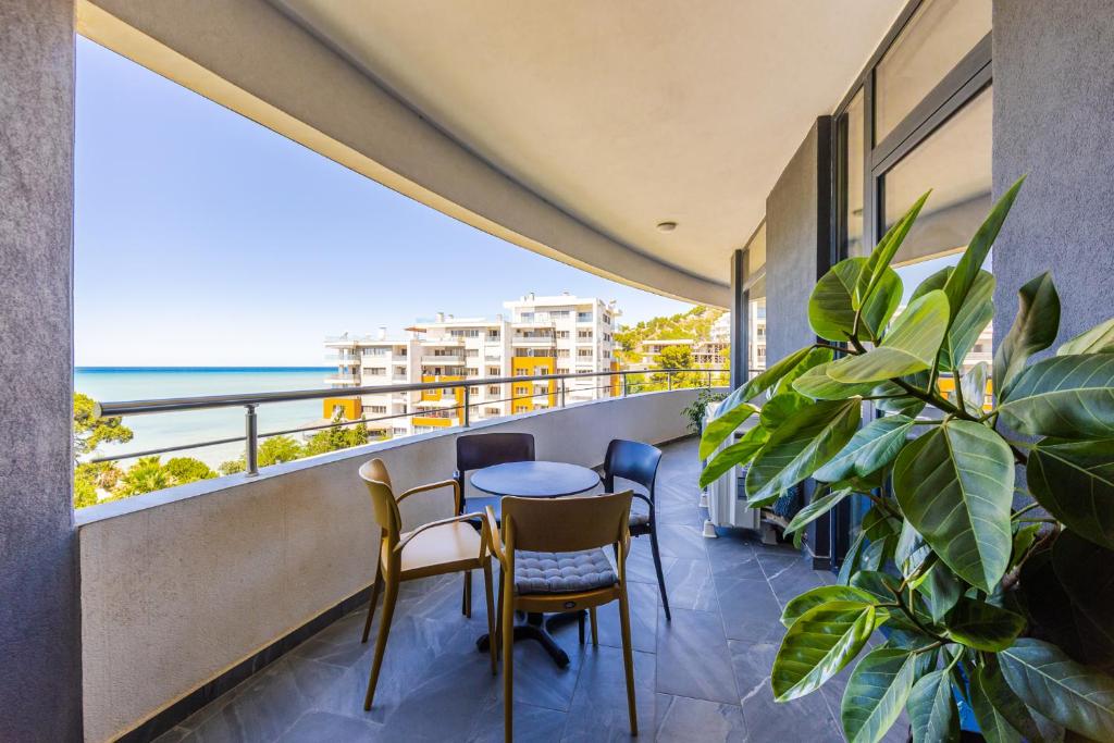 Hill Side Suite 4 by PS, Durrës