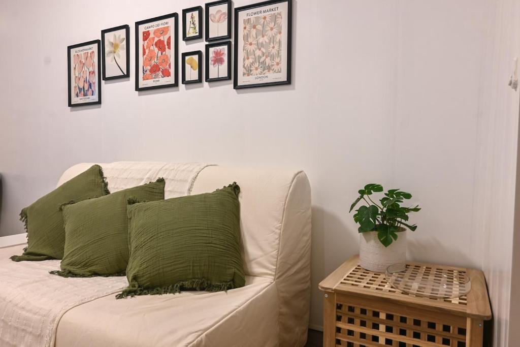 Charming two-bedroom apartment Temporary ALB23, Мадрид