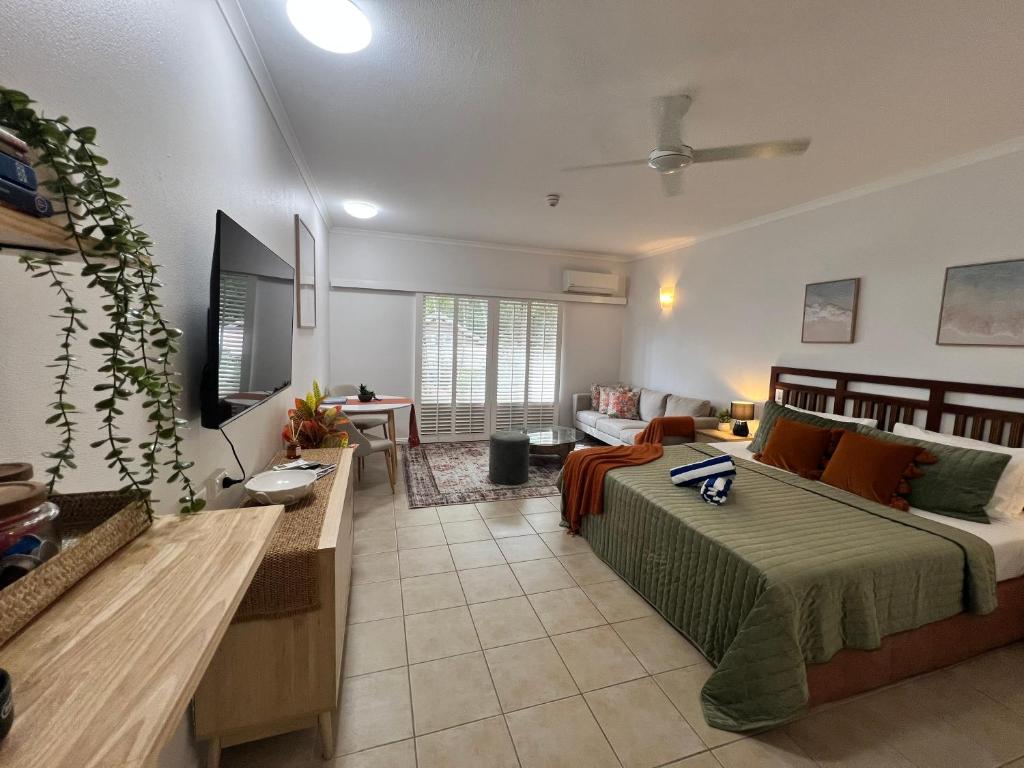 Salty waves - D246, Port Douglas