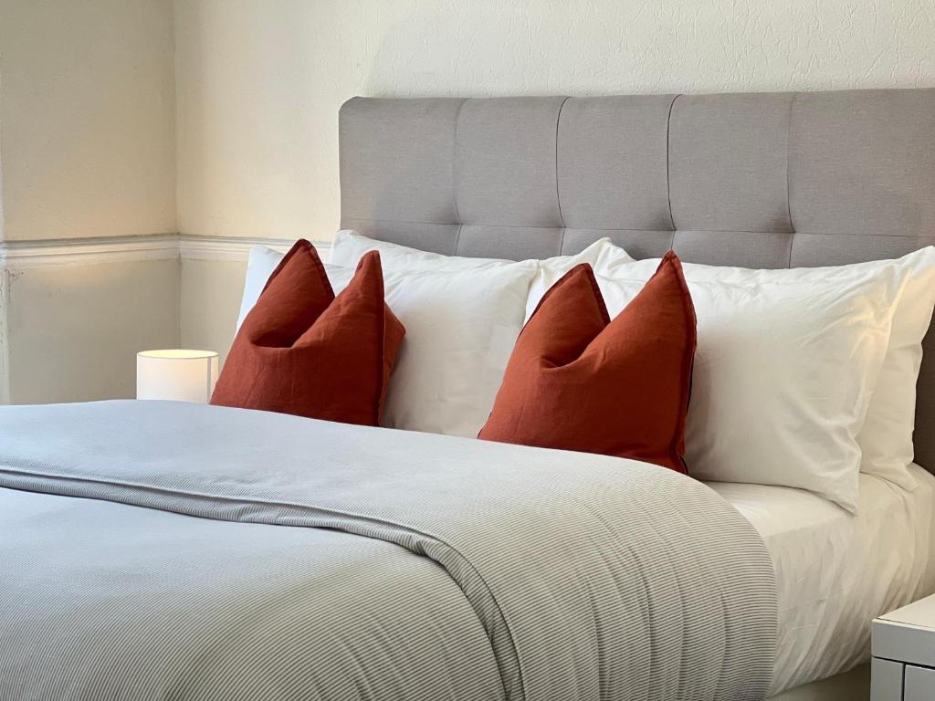 2 Bedrooms, 1 Bathroom, Fast Wifi, Apple TV, Netflix, Free Parking, 20 PERCENT OFF LONG STAYS, Heaton