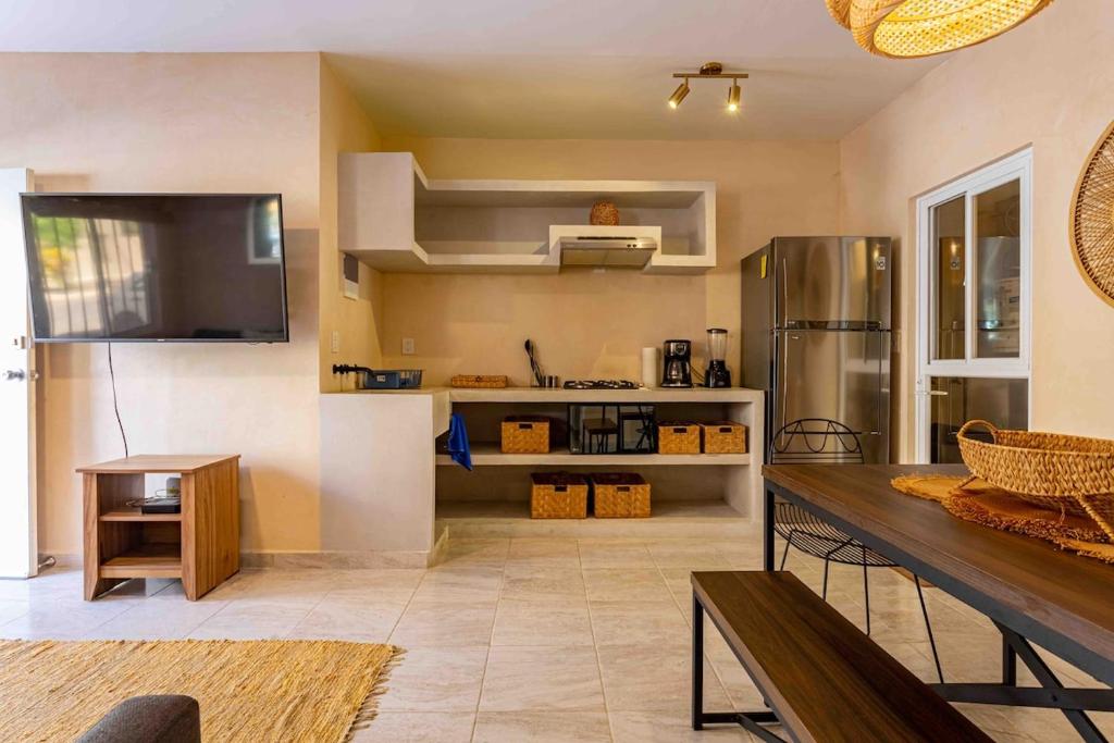 BEACH BOHO CONDO - 3 Rec Completely New - 5
