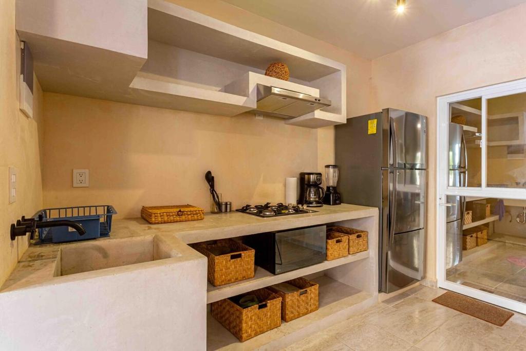 BEACH BOHO CONDO - 3 Rec Completely New - 3