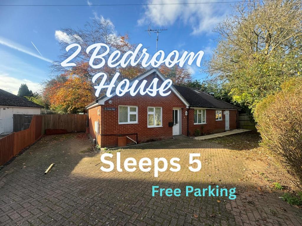 2 Bedroom-House-Sleeps 5 In Front Horley Station -Near Gatwick Airport, Horley