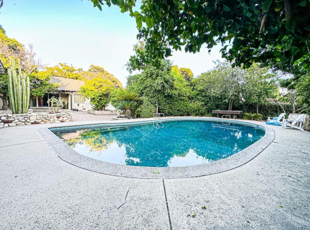 Relaxed and Cozy Poolside Studio - LOU2 - BUR, Burbank