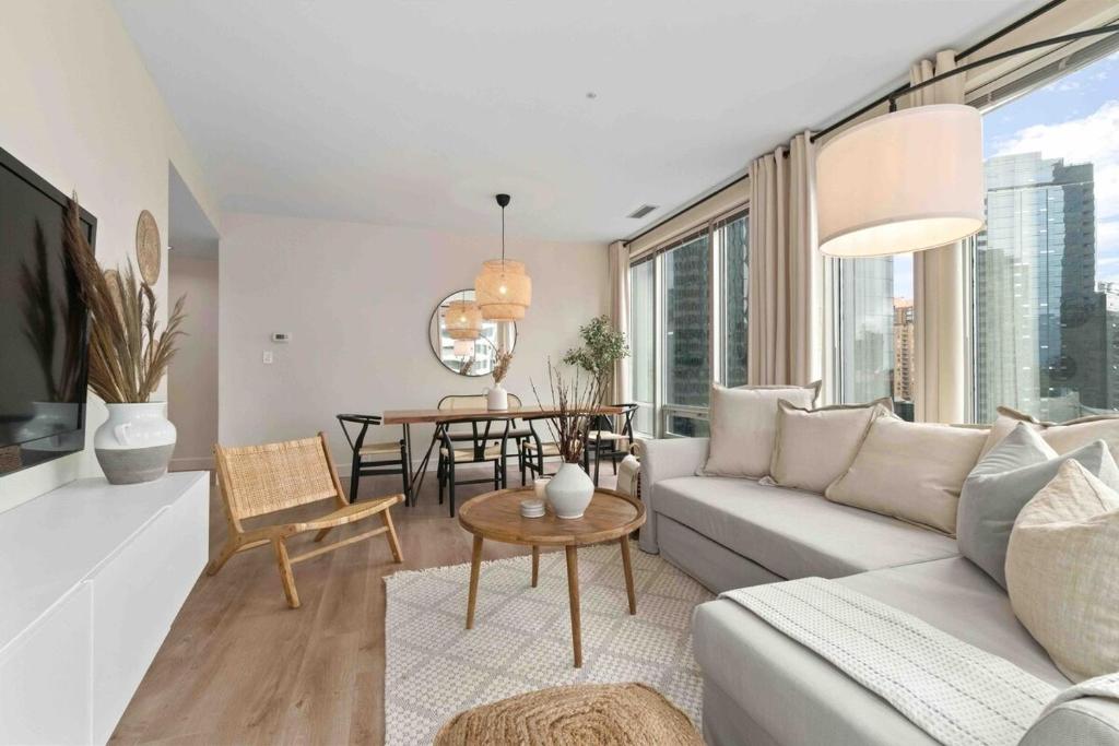 Downtown Corner Suite with City Views and AC for 6 Guests, Vancouver