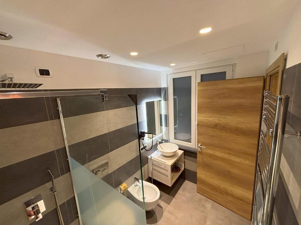 Metropolitan - 5