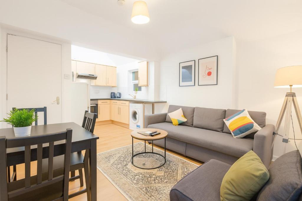 Space For Groups, 10 mins from centre with parking!, Cardiff