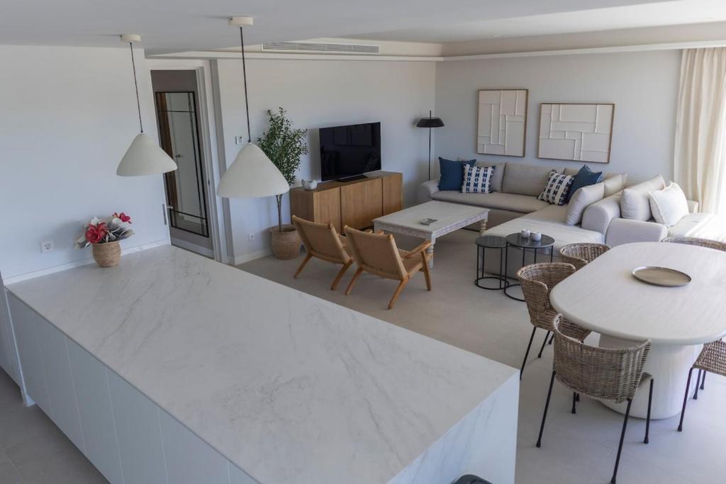 GINVA - Luxury Beachfront Apartment - 4