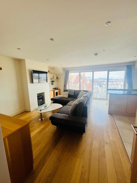 Penthouse Apartment - Town Centre, Sea Views, Secure Parking, Портраш