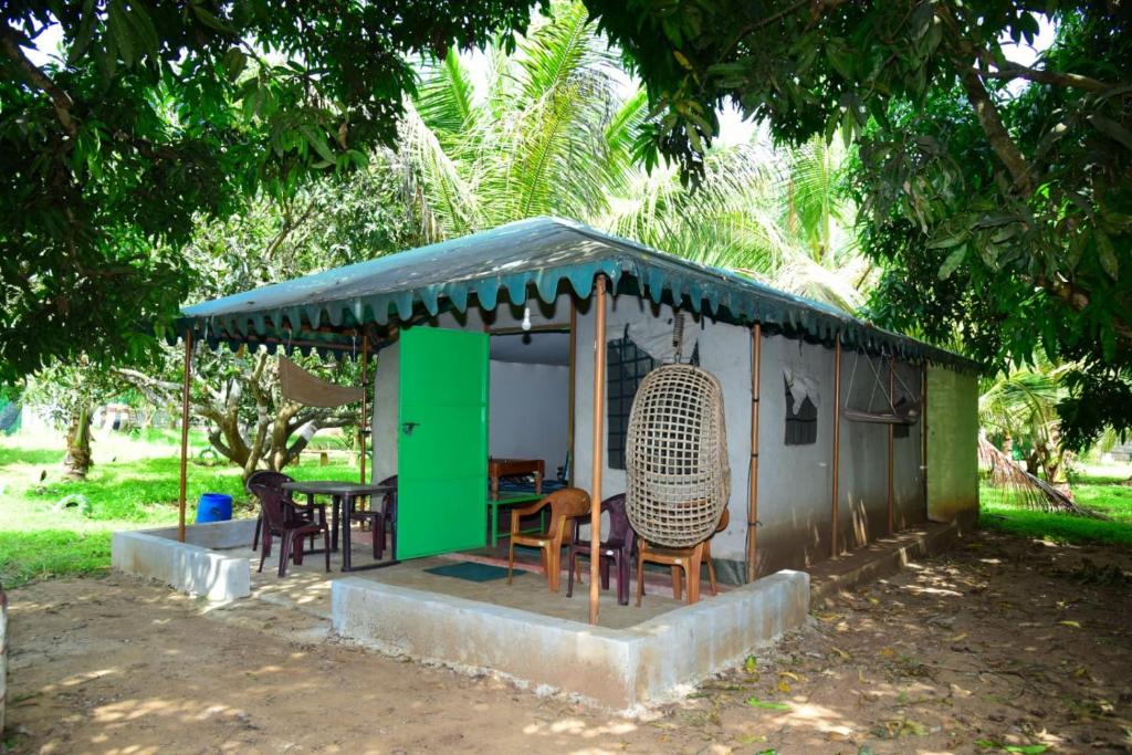 Lucky Escape Adda, Hullahalli