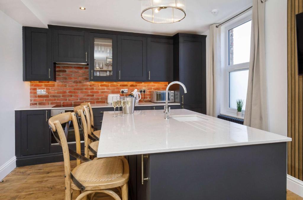 Walpole House - Hot Tub, Games Room, Sleeps 12, York