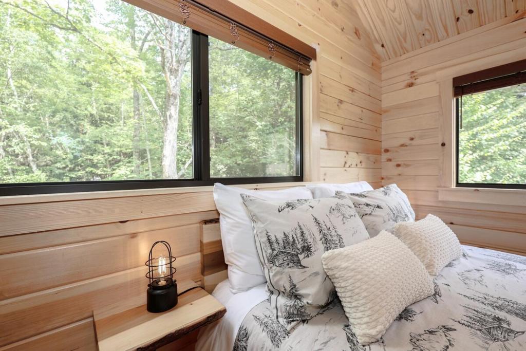PineHaus - Brand New Log Cabin at Harvard Brook, Lincoln