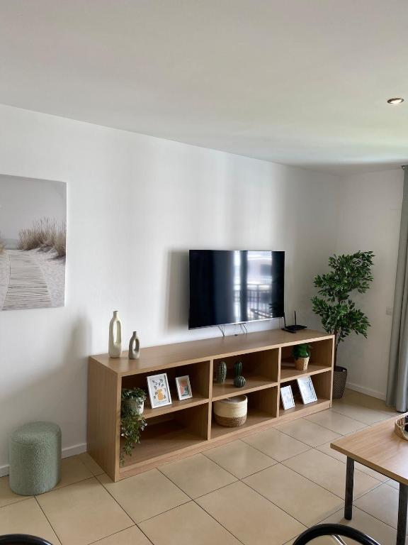 Ikebana Suite - Modern Apartment with Parking & Swimming Pool, Lloret de Mar