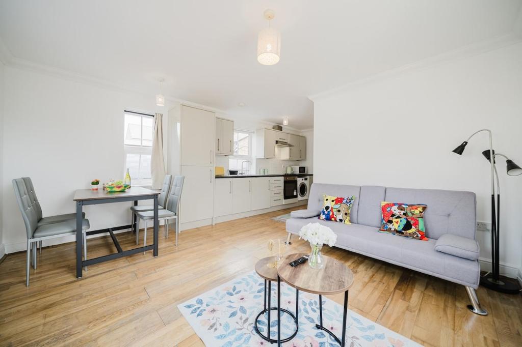 Central Woking Retreat - Two-bed flat with parking, Horsell