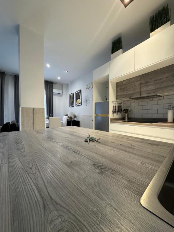 Junto al Paseo de la Castellana y Bernabéu, 6 pax - 4