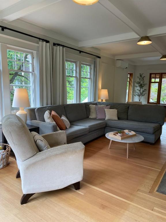 Bright, Spacious Home with Lake & Mountain Views, Walk to Beach, Nelson