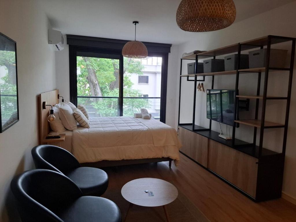 Perla - Studio in front of Shopping Mall - 1