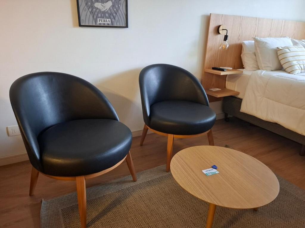 Perla - Studio in front of Shopping Mall - 2