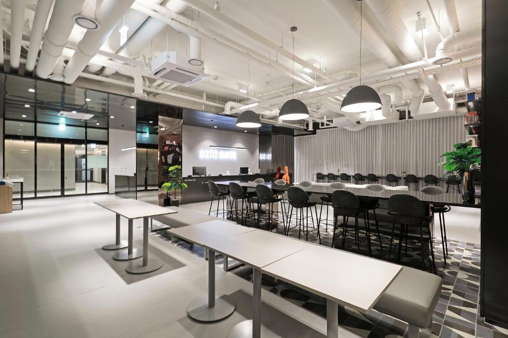 쏘타스위트 평택 고덕의 넓고 현대적인 객실 인테리어