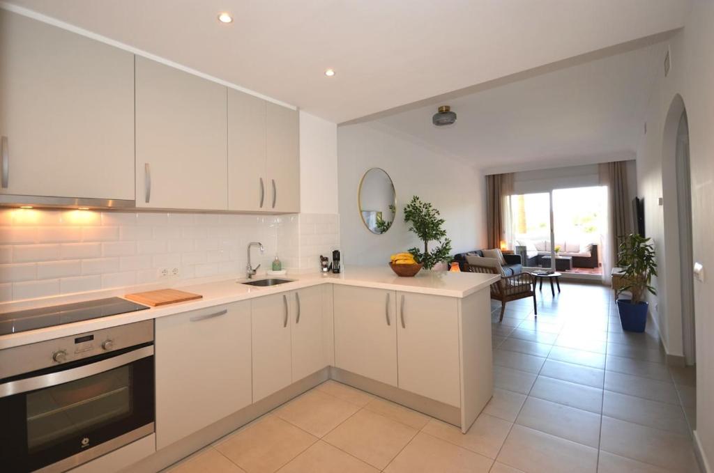 Luxury, renovated apartment with unobstructed views - 3