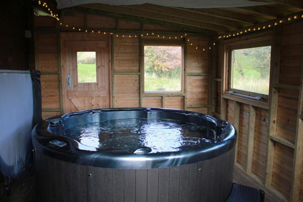 Perfect getaway Cabin Haf with Hot Tub, Llanrhaeadr-ym-Mochnant