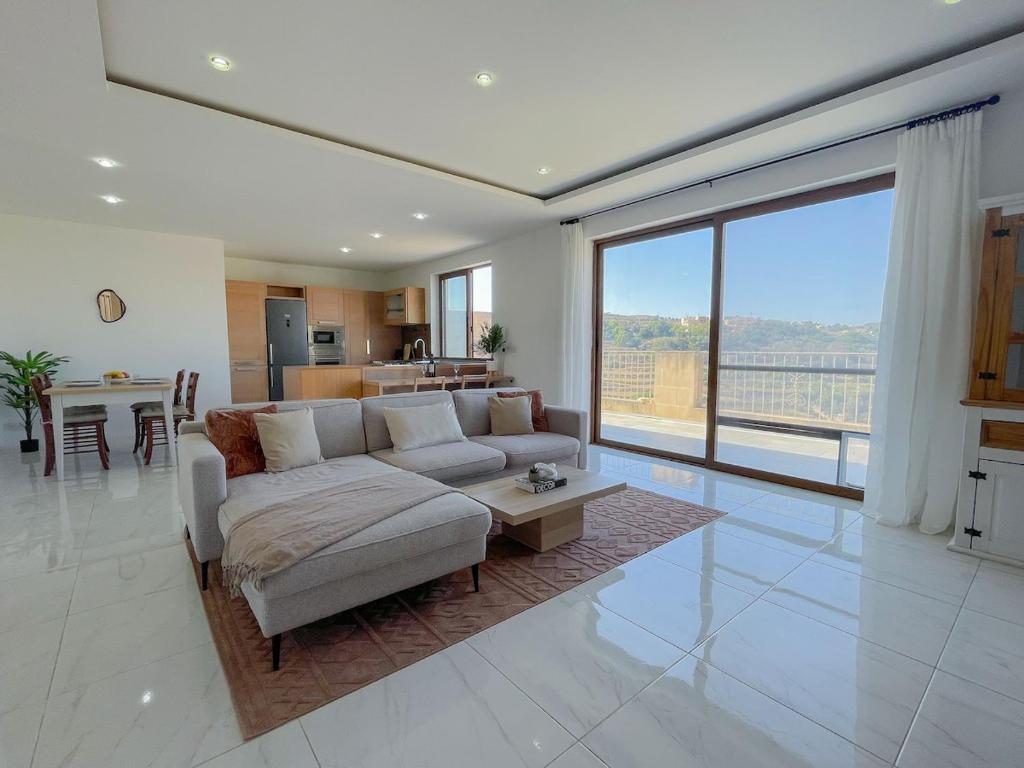 Penthouse with Xlendi Views & Two large Terraces, Munxar
