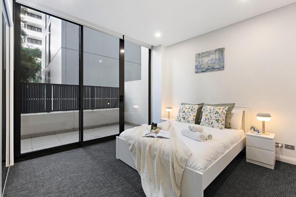 Stylish 1BR - Airport Access & City Convenience, Sydney
