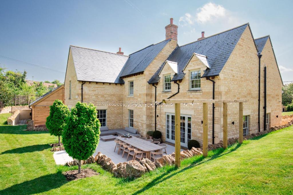 Willowbrook House- A luxurious countryside retreat set in an idyllic & desirable location close to Soho Farmhouse and lots of Cotswold attractions - Dogs welcome, Kiddington