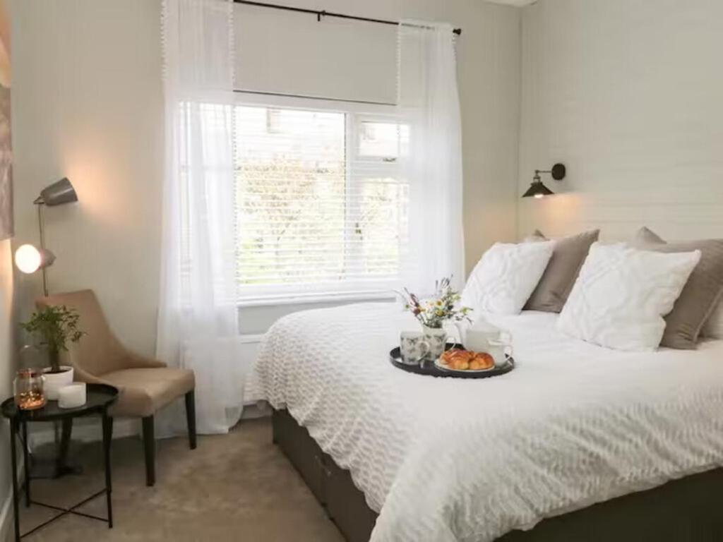 Pass the Keys The Cabin Dog Friendly Haven with Hot Tub Sleeps 4, Хейфилд