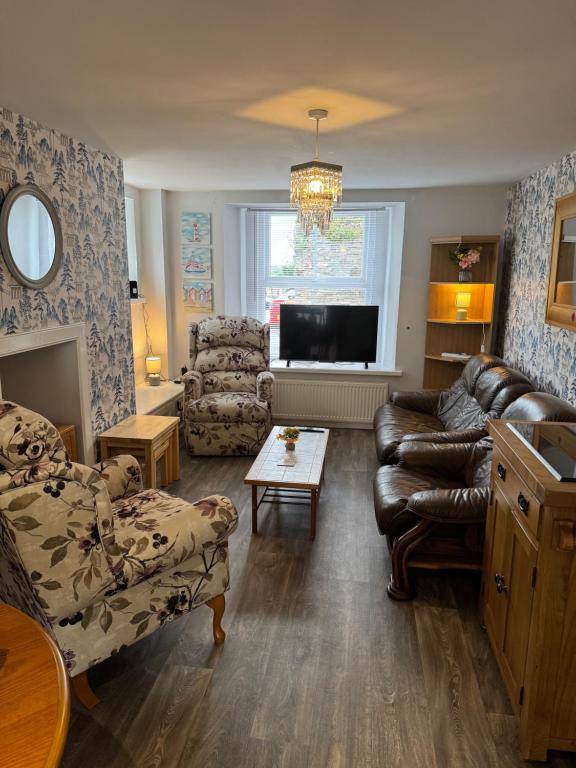 Spacious, sleeps 7, two baths, central Saltash, Saltash