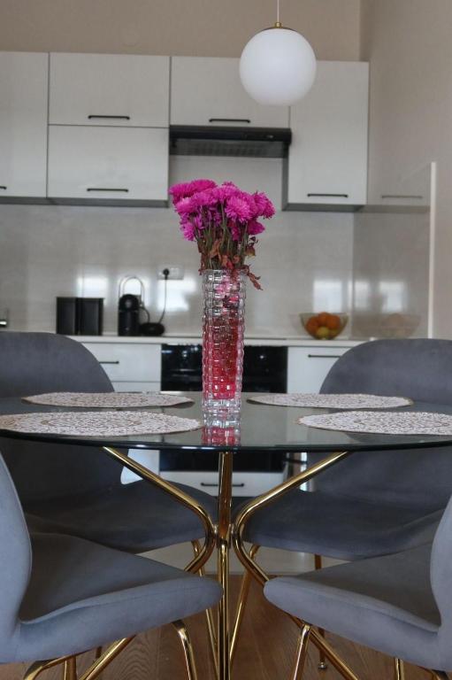 Apartment 82 Central Point - 3