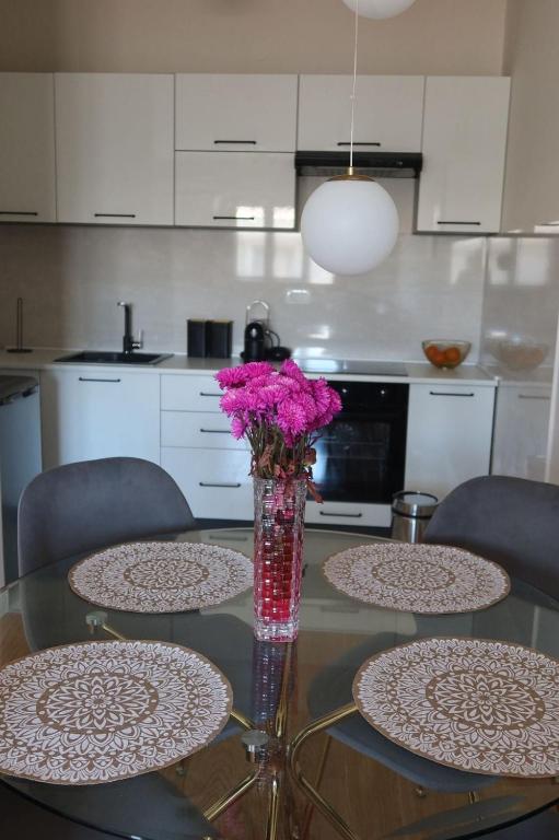 Apartment 82 Central Point - 4