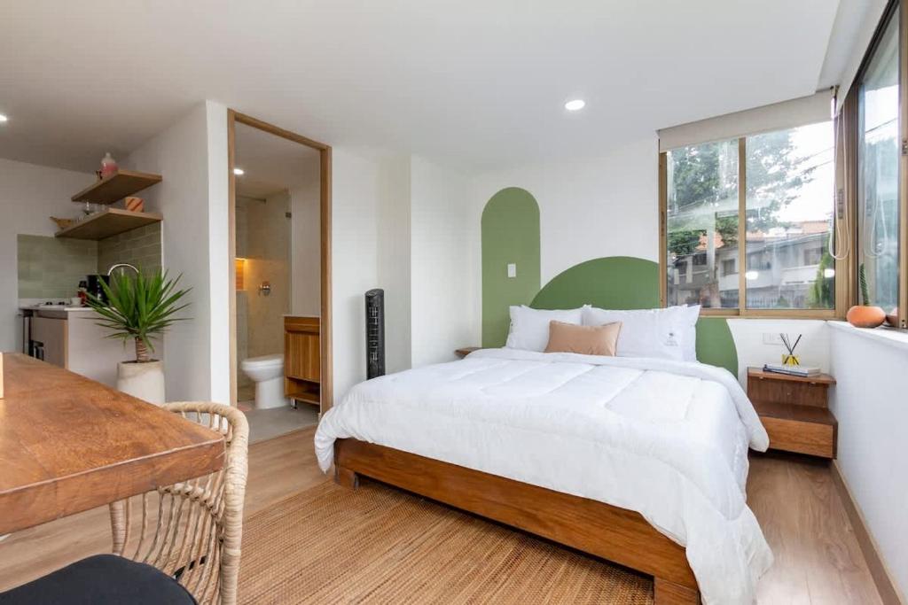 Laureles Apt-Big Windows-Smart lock- AC - 2