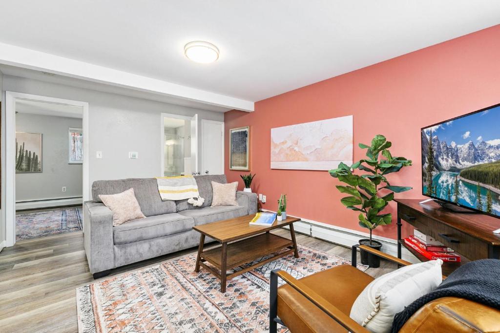 Hip & Urban Condo near the Heart of Old Town, Fort Collins