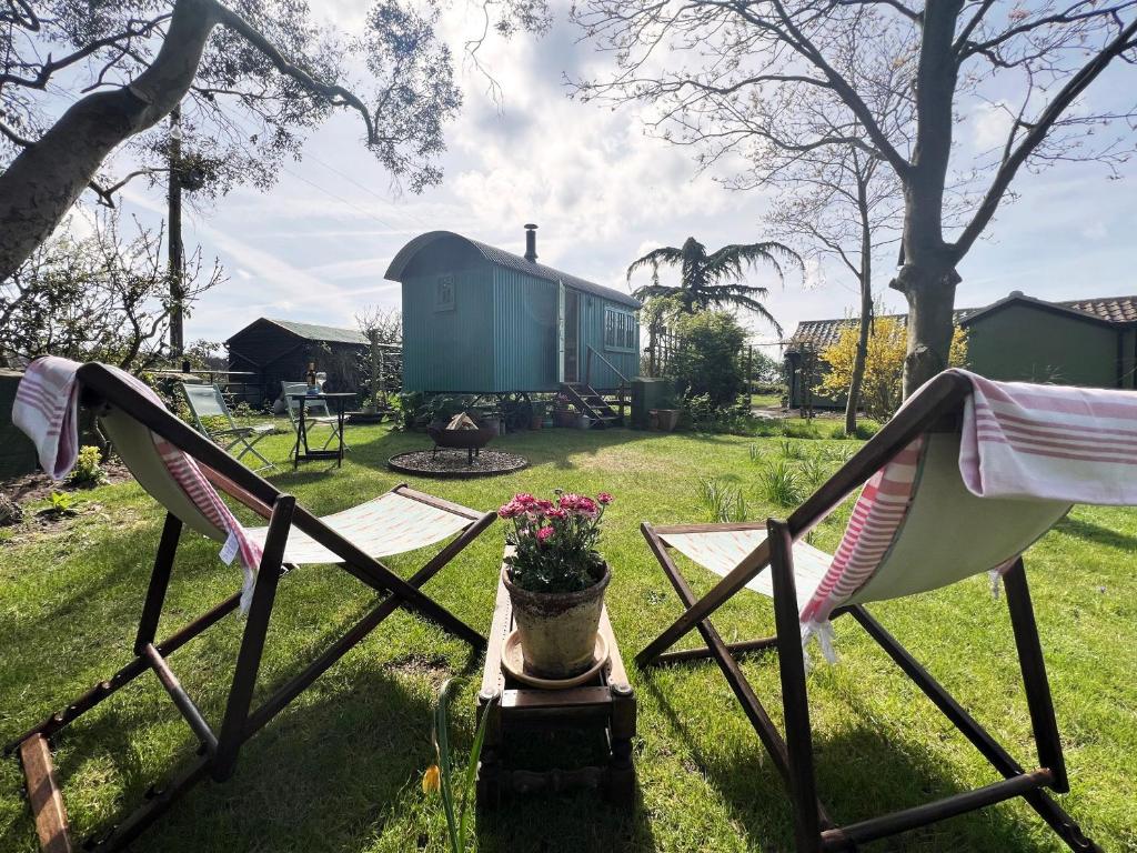 The Hollies Shepherds Hut by The Suffolk Cottage Collection, Sutton