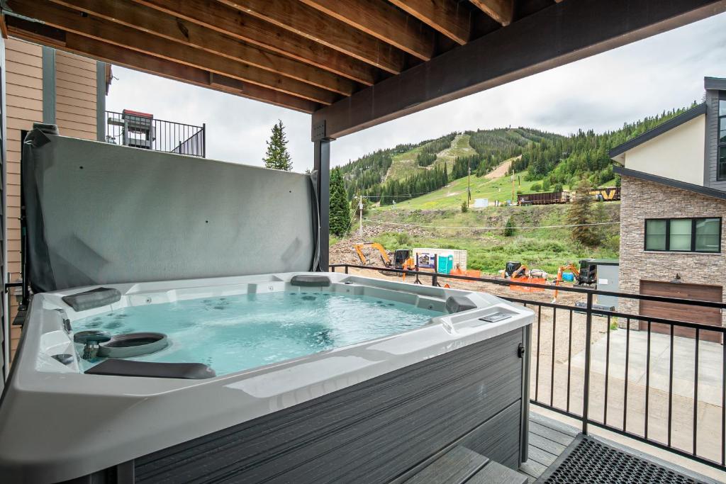 120 Cedar Drive, Slopeside 4BR Townhome with Mountain Views & Hot Tub, Winter Park
