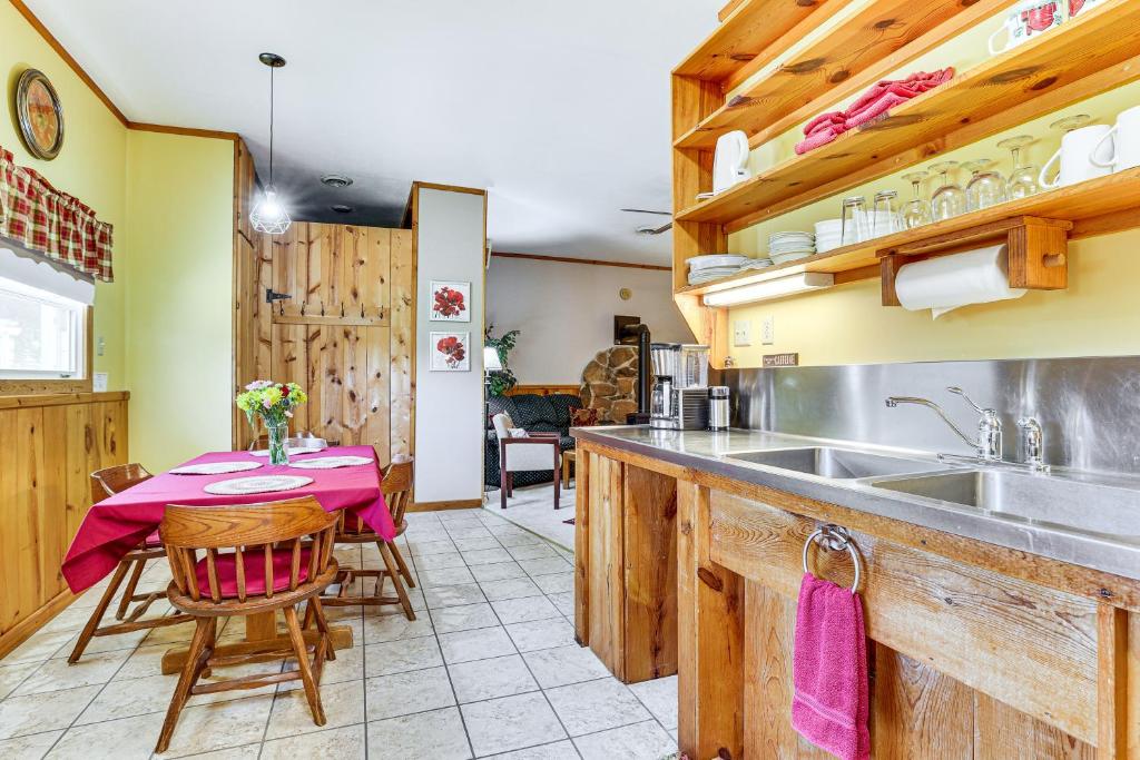 La Crescent Cottage on Minnesota Bluffs with View 전경