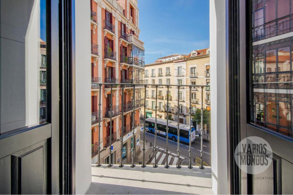 Esencia de Madrid para 7 en Santa Ana 20 E2 - 2