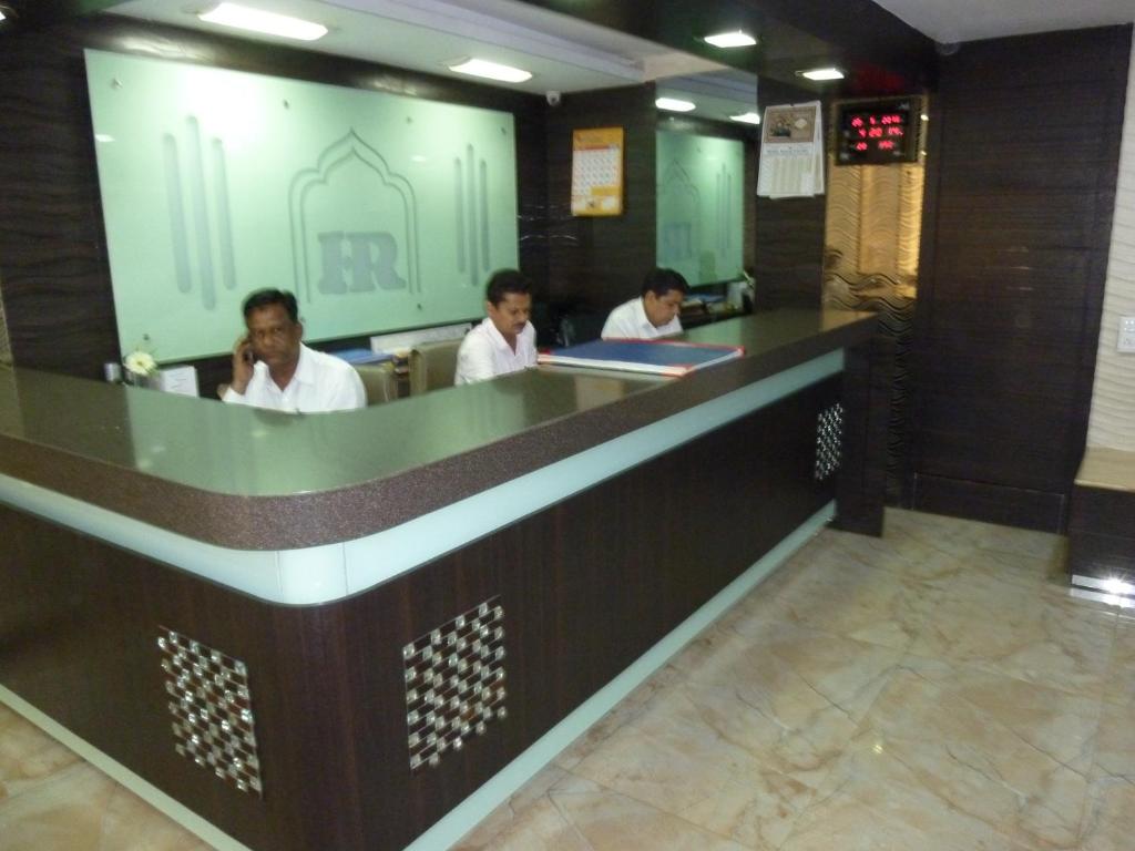 2. Hotel Re..