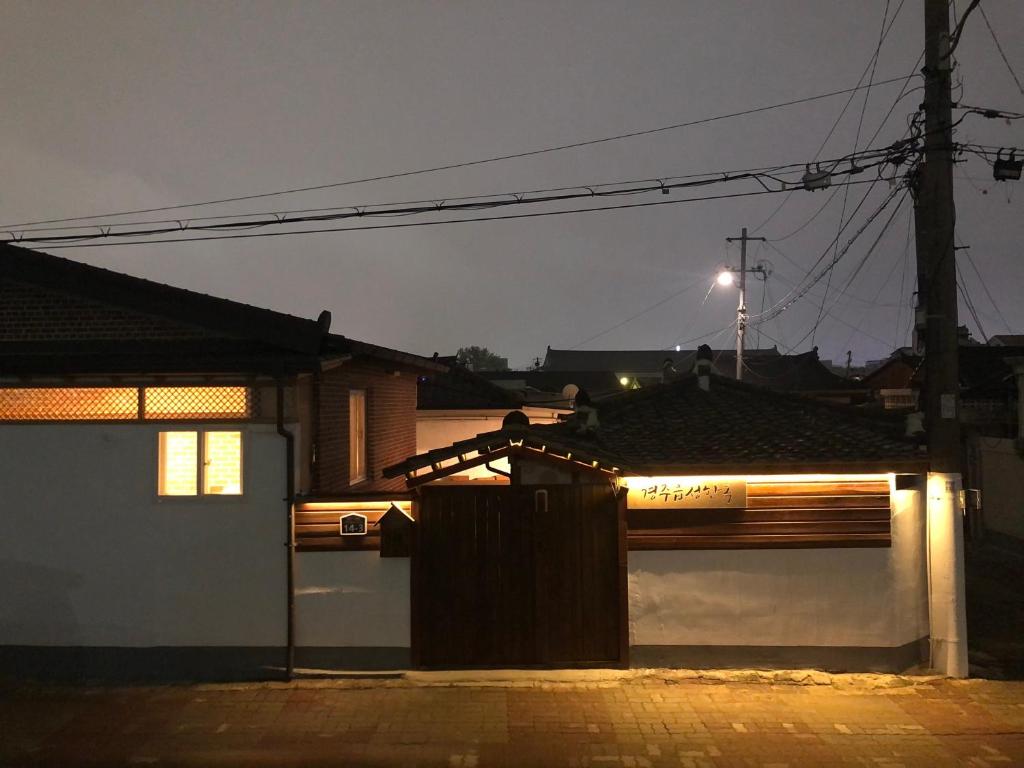 Gyeongju eupseong dokchae hanok, Kjongdžu